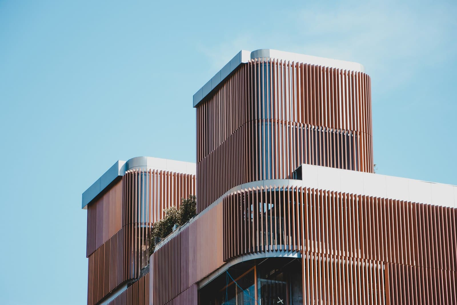 Fachada de edifício contemporâneo em concreto