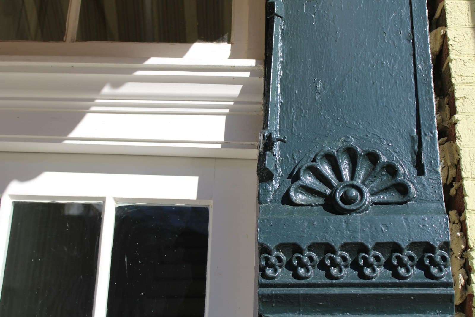 Detalhe de porta de madeira pintada