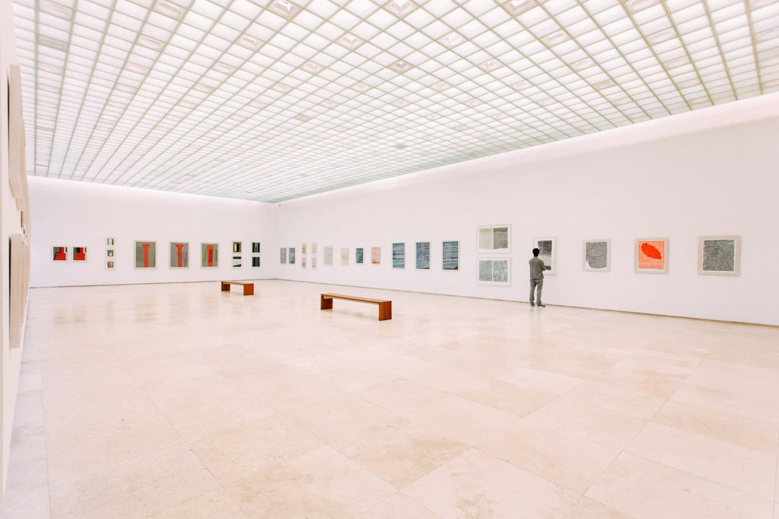 Ambiente interno com paredes pintadas em cores contrastantes