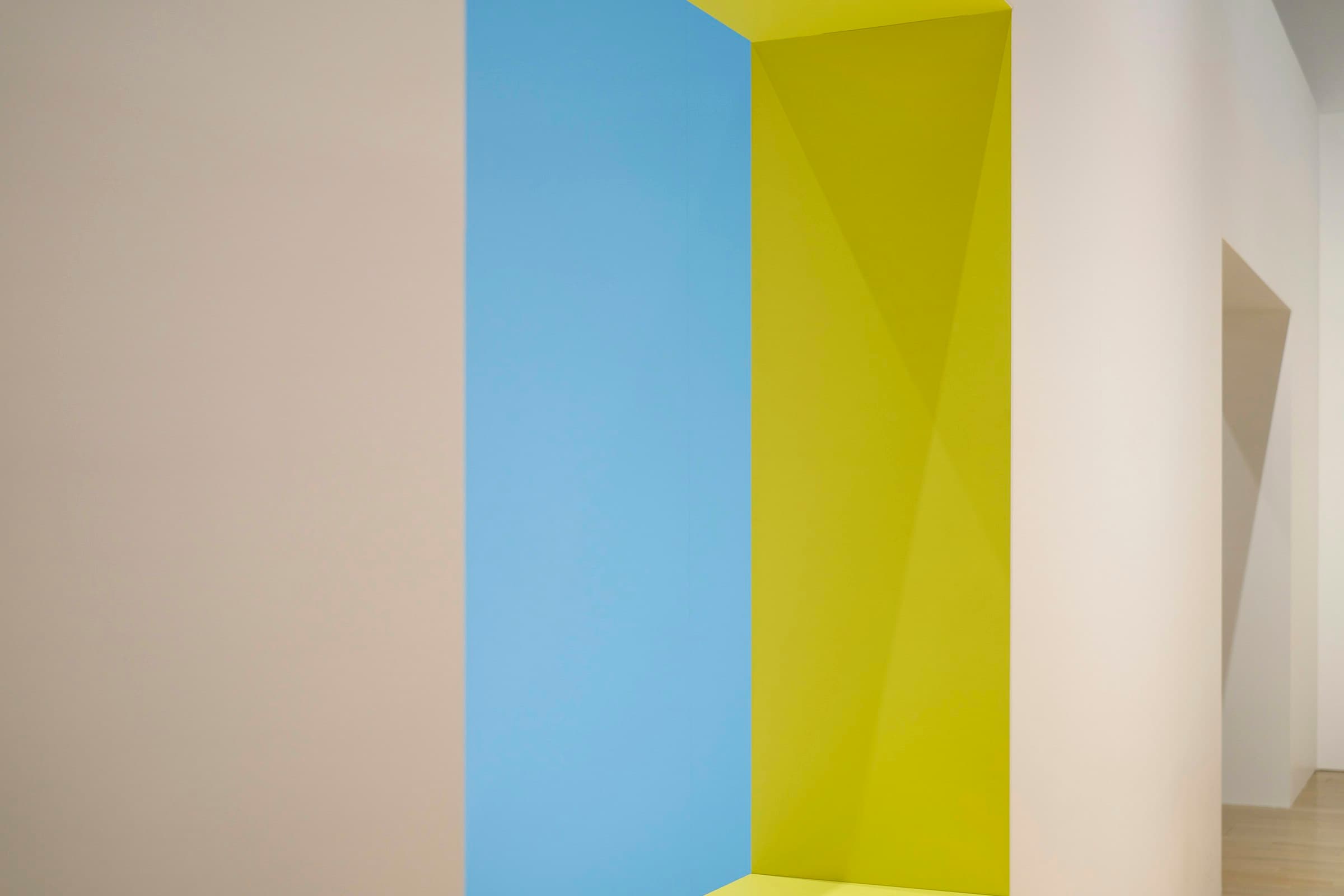 Interior arquitetônico com paredes pintadas em azul e amarelo