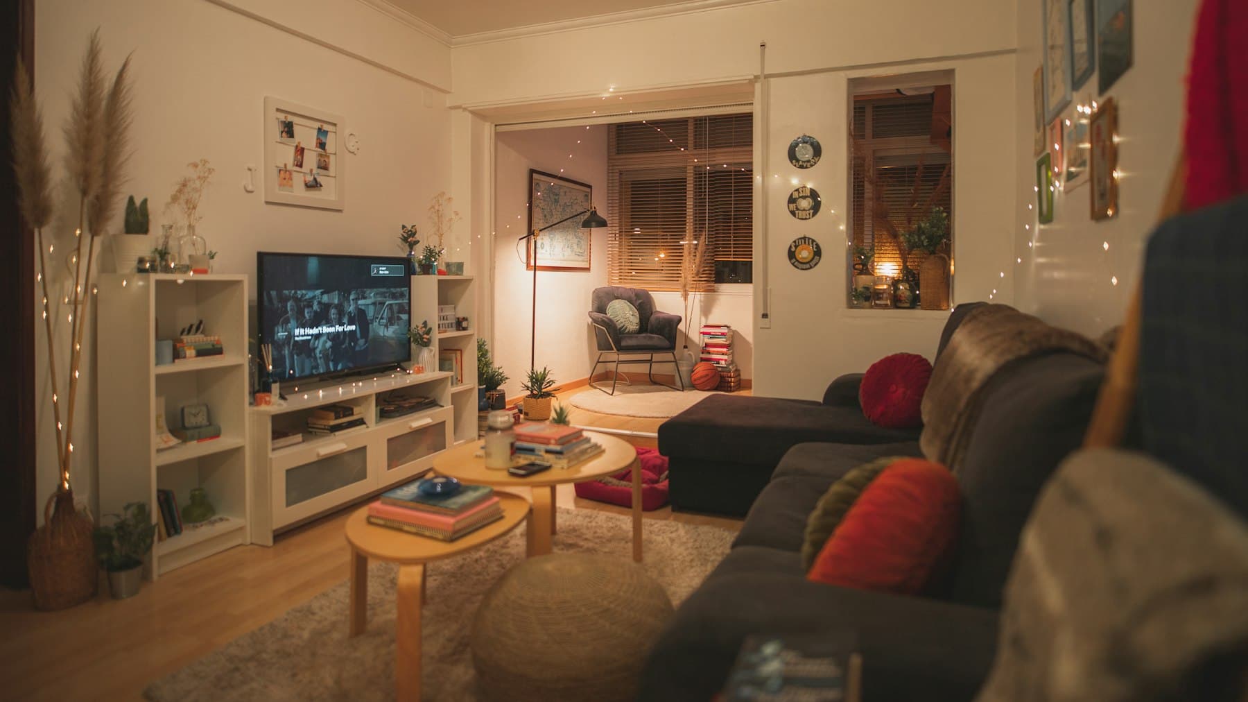 Sala de estar com luz quente e parede em tom terroso