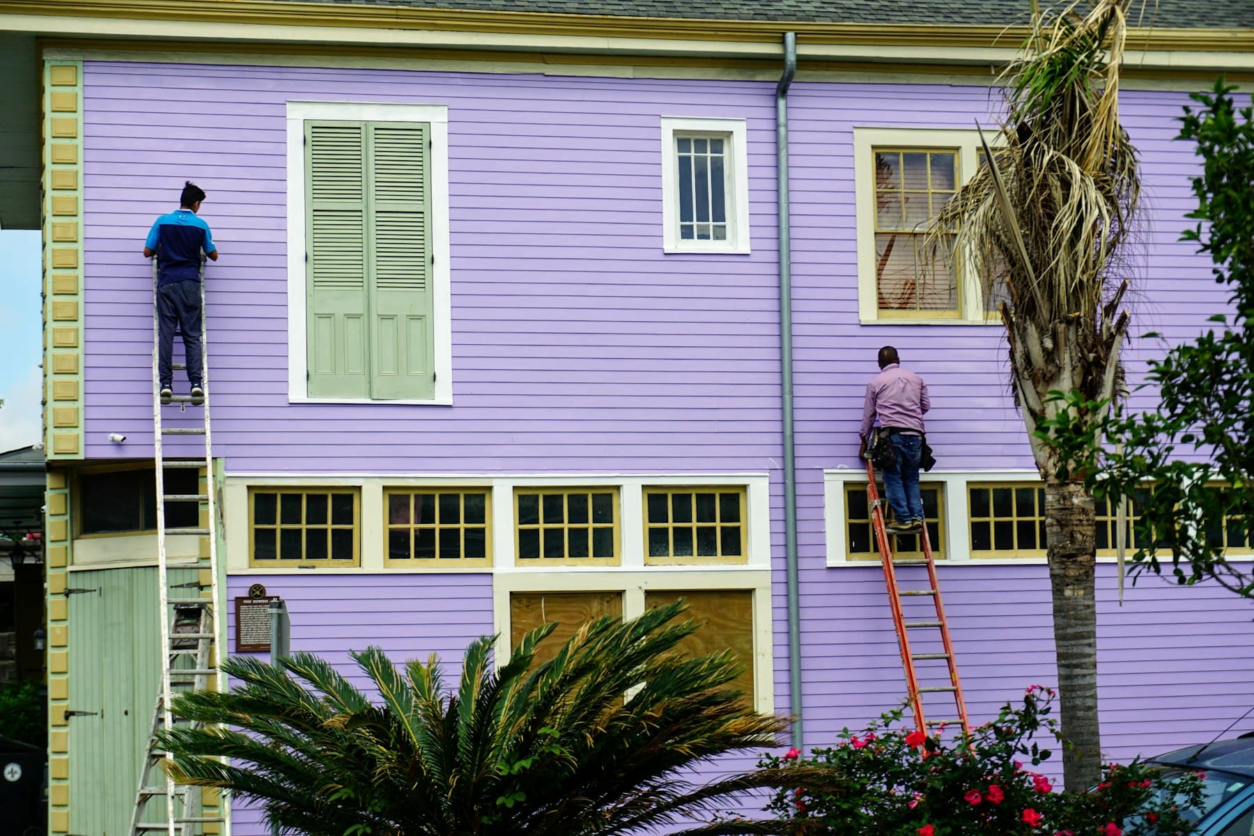 Pintores trabalhando na fachada de um edifício