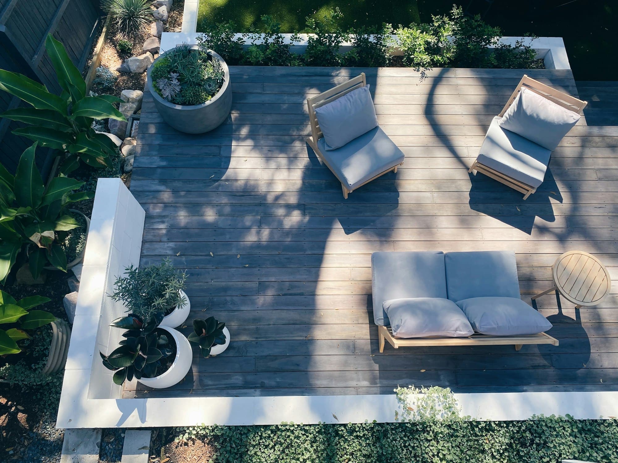 Deck de madeira com mobiliário externo visto de cima