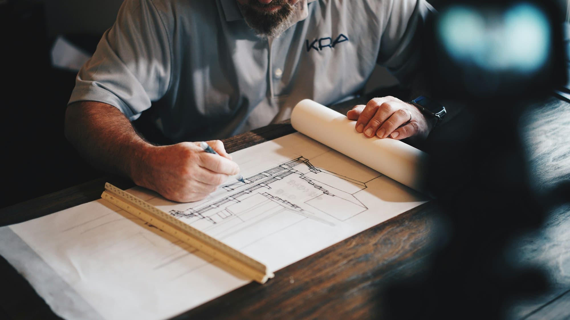 Arquiteto trabalhando sobre prancha de desenho