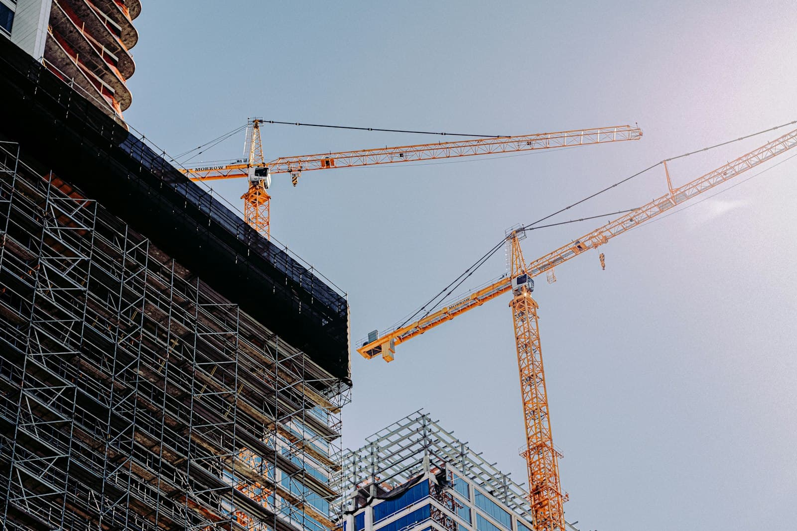 Canteiro de obras com guindaste
