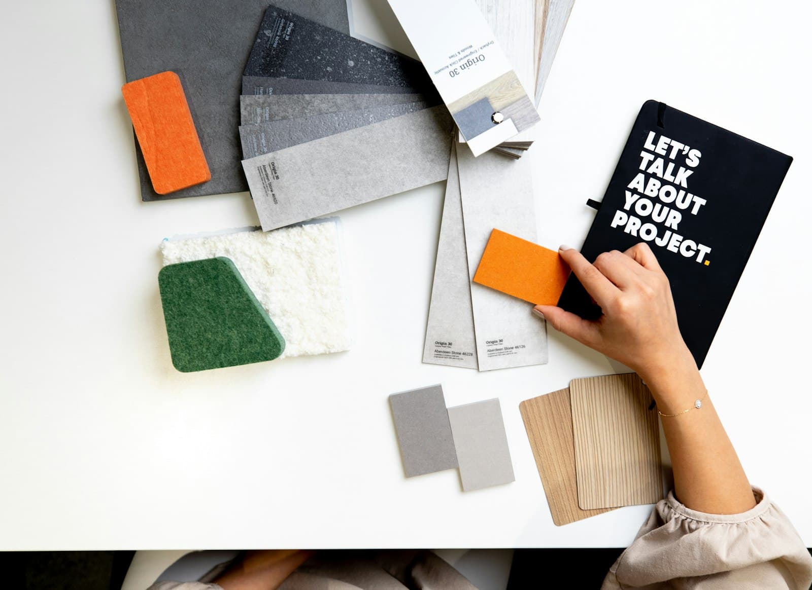 Designer selecionando amostras de material